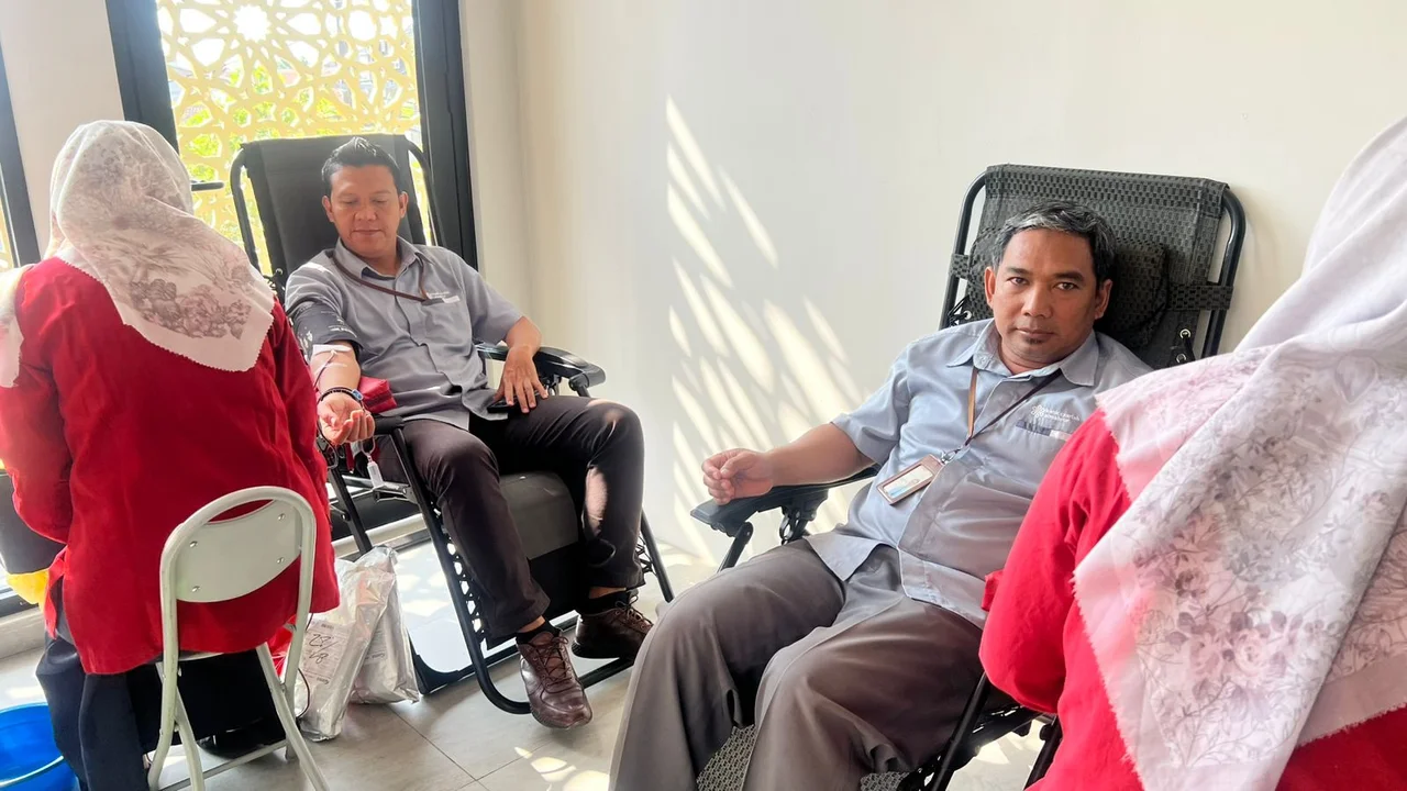 Foto: Para karyawan BPR Syariah Al Mabrur Klaten ikut serta dalam program donor darah.
